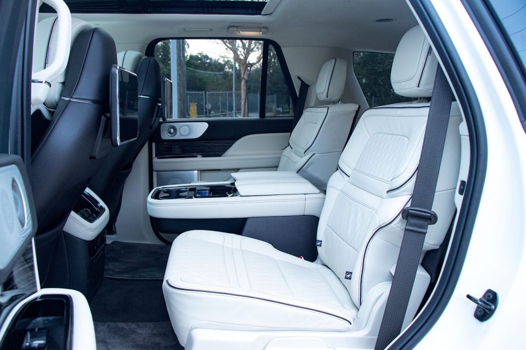 Intérieur luxueux d'une voiture avec sièges en cuir blanc.